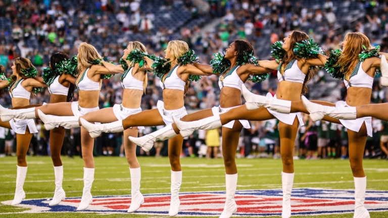 ¡La NFL está de regreso! La Temporada del Siglo no podría estar completa sin las más bellas porristas.