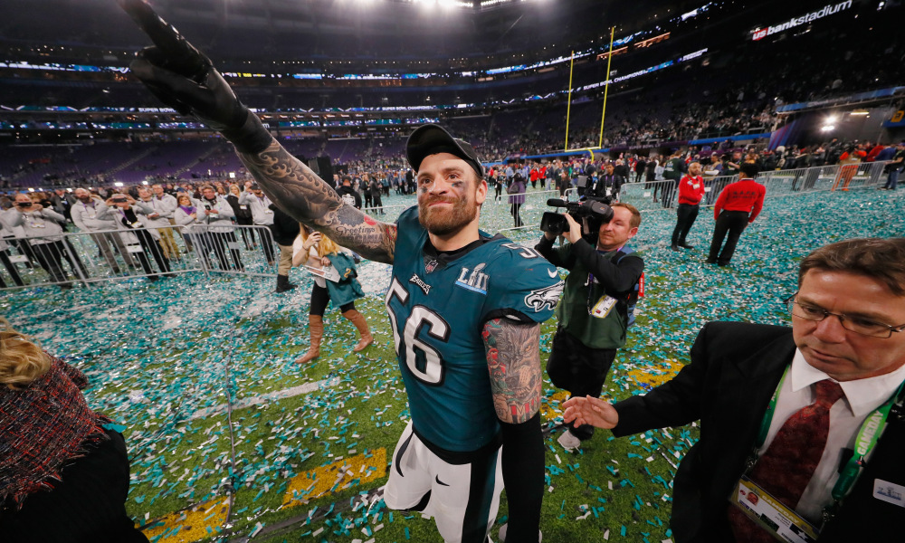 Chris Long, hijo del miembro del Salón de la Fama, Howie Long, ganó dos Super Bowls con Pats y Eagles.