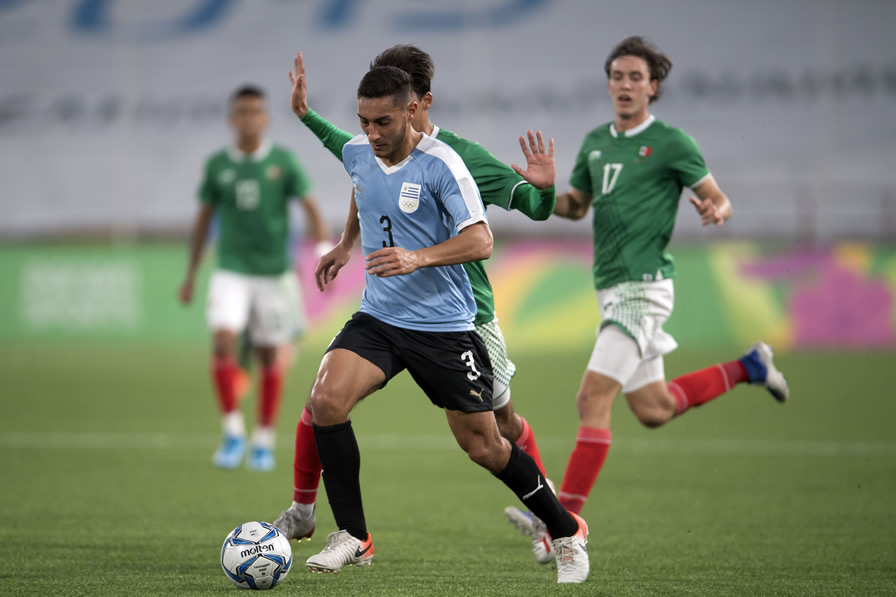 Sebastián Cáceres ante el Tricolor. (Foto: Mexsport)