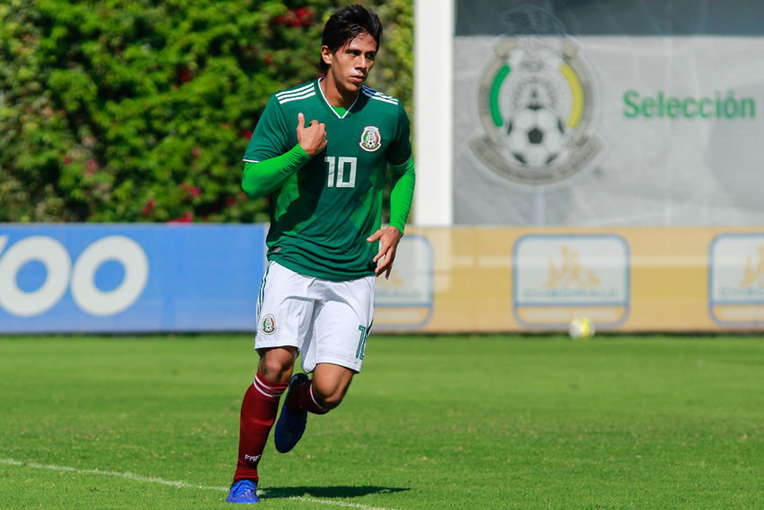 Tata explicó a Macías cuál será el plan a seguir para su desarrollo en el Tri. (Foto: Imago7)