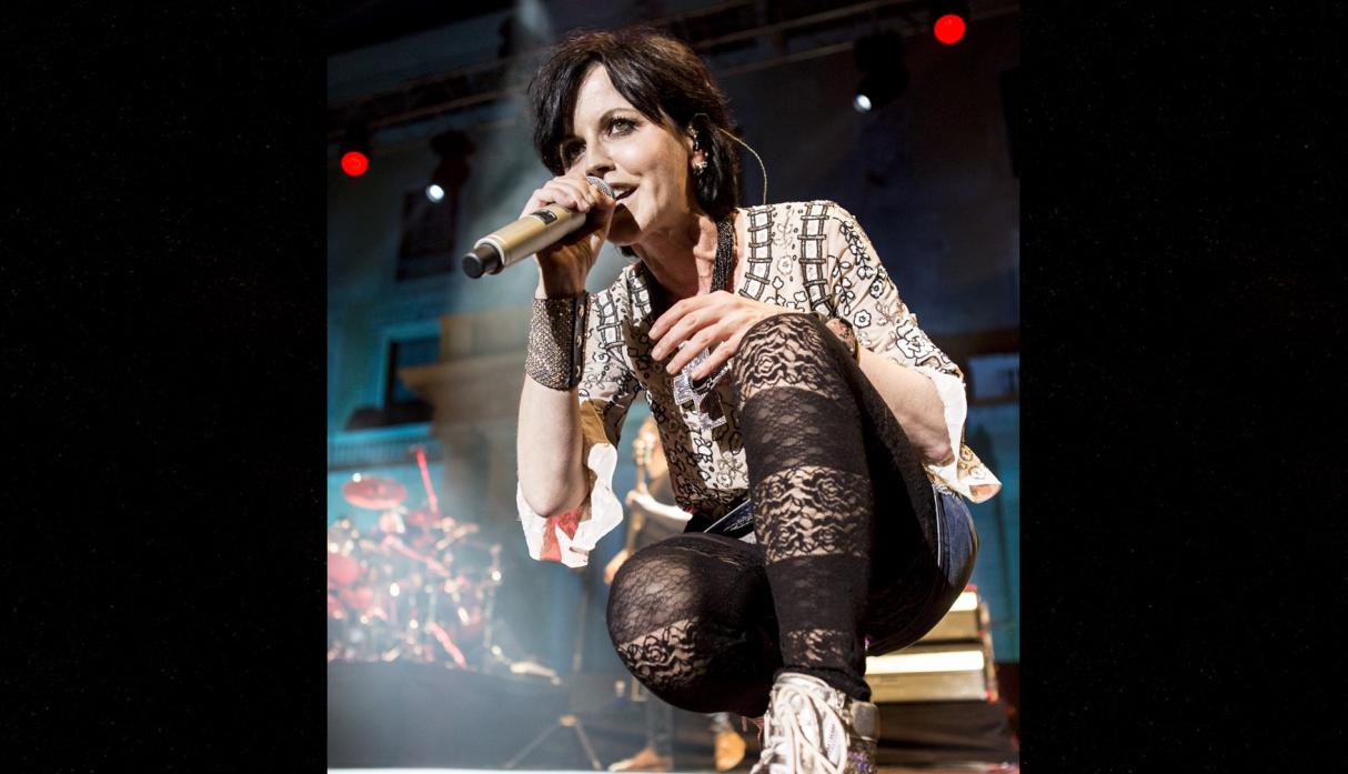 Dolores lanzó, Are you listening?, un disco como solista en mayo de 2007.