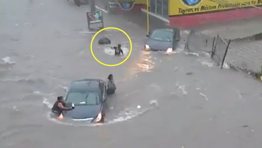 Momento en el que Alejandra es devorada por el agua
