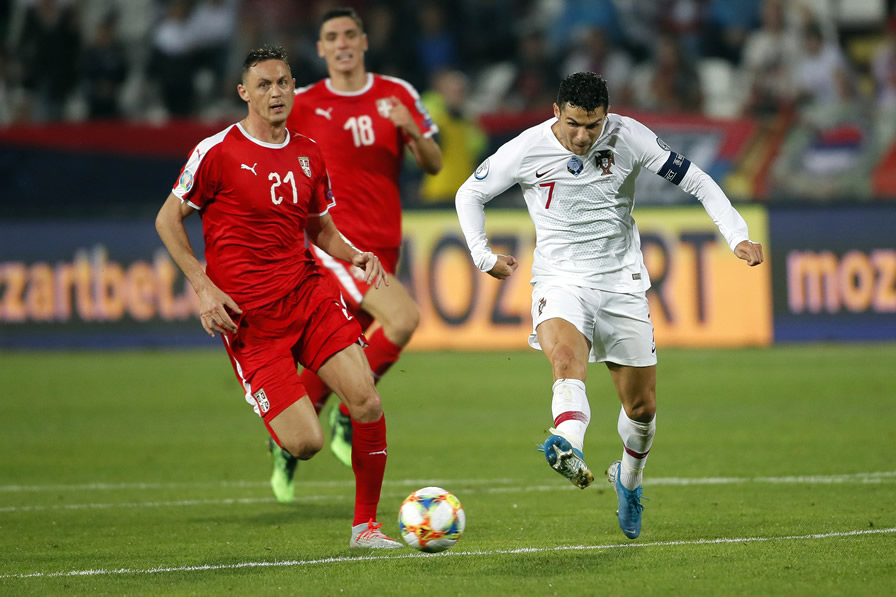 Cristiano Ronaldo ante Serbia. (Foto: AFP)