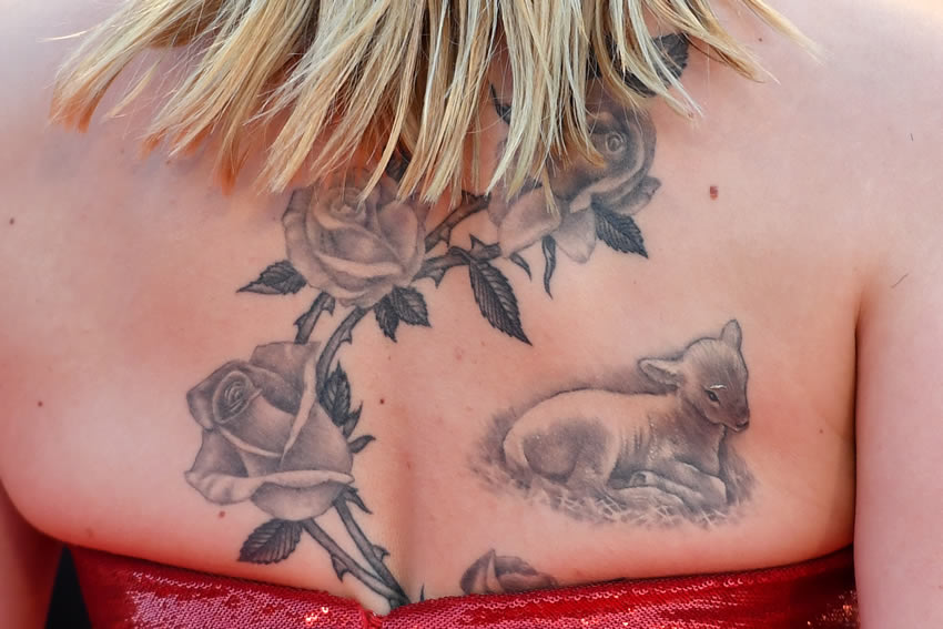 Así presentó Scarlett Johansson su nuevo tatuaje en la espalda. Foto: AFP