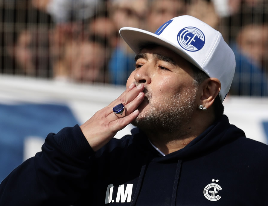 Maradona durante su primer entrenamiento con Gimnasia. (Foto: AFP)