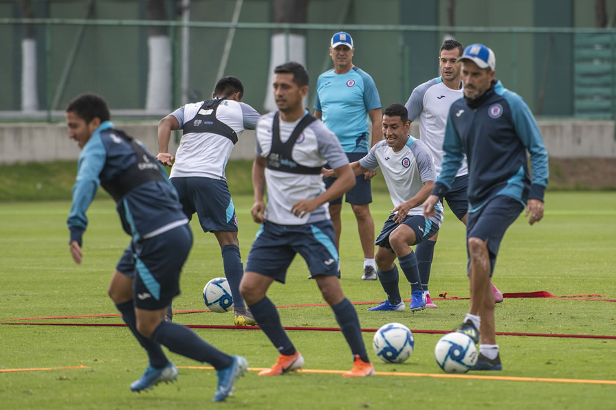 El plantel celeste trabaja ante la mirada de Siboldi. (Foto: Mexsport)
