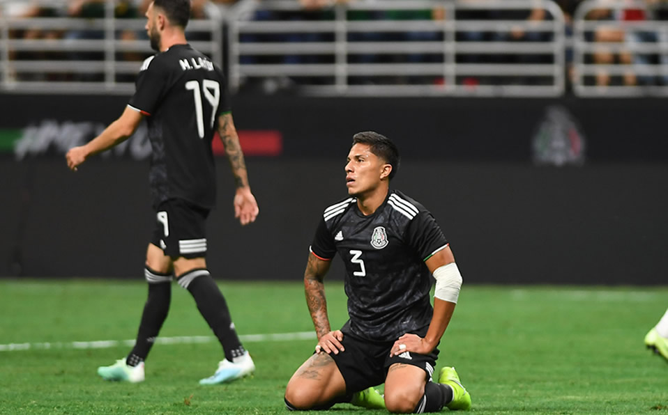 Carlos Salcedo fue un desastre en la defensa de México ante Argentina. (Mexsport)