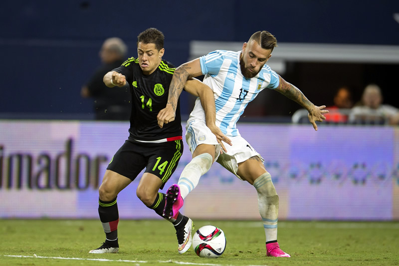 Chicharito puso a trabajar a la zaga de Argentina esa vez. (Foto: Mexsport)