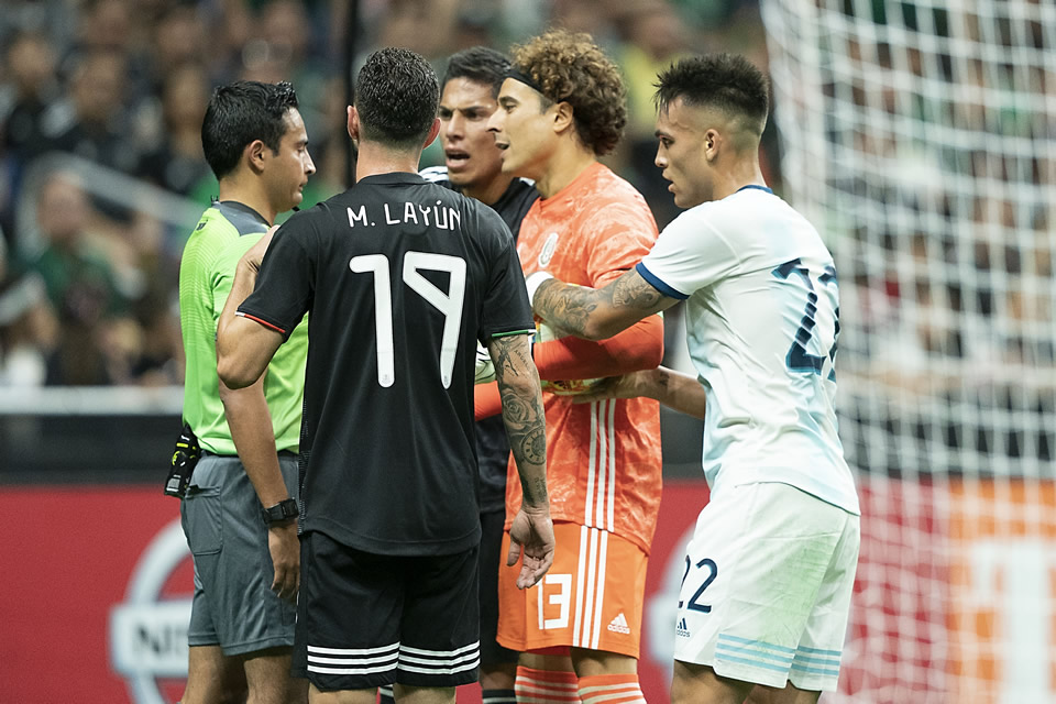 Desesperados los jugadores mexicanos ante la humillación (FOTO: Imago7