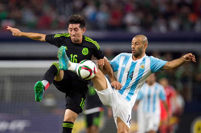Héctor Herrera y Mascherano protagonizaron un duelazo en mediocampo. (Foto: Mexsport)