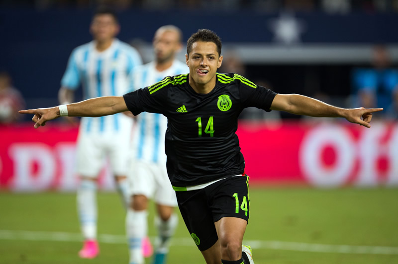 Javier Hernández celebra uno de los goles del Tri en aquel encuentro. (Foto: Mexsport)