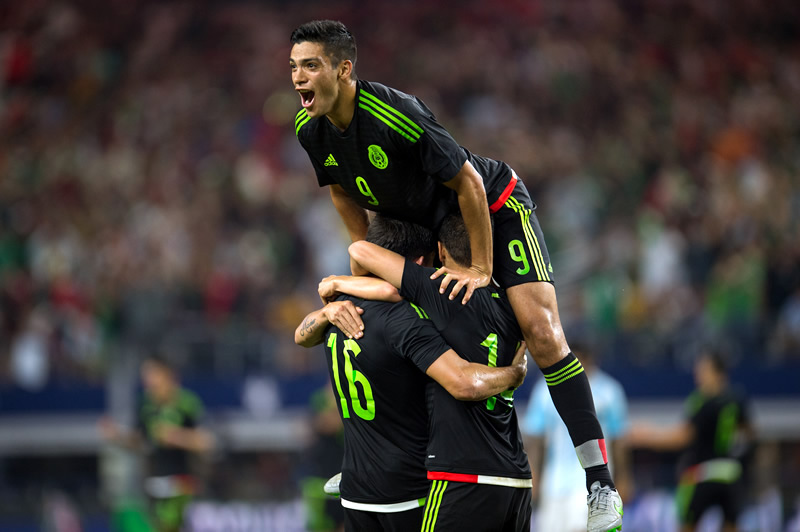 Raúl Jiménez celebra con Héctor Herrera, autor de un gol. (Foto: Mexsport)