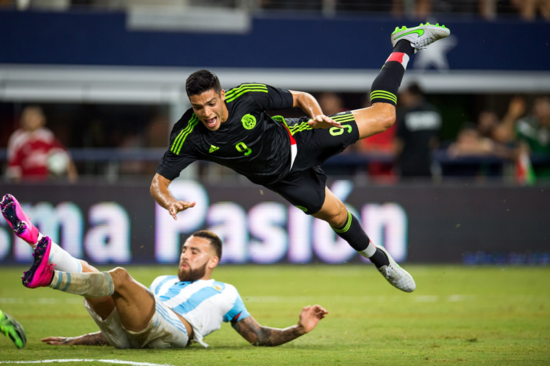 Raúl Jiménez fue bien marcado en ese partido. (Foto: Mexsport)