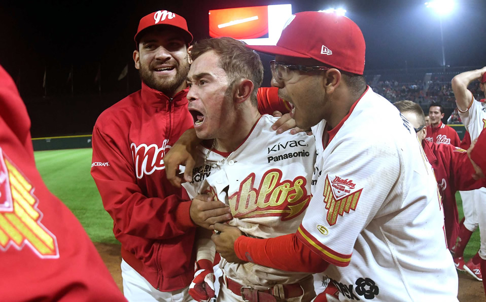 Carlos Figueroa dio el batazo con el que Diablos consiguió un día más de vida en la serie. (Foto: Enrique Gutiérrez)