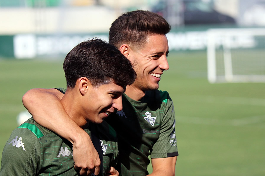 Diego Lainez es mimado en Sevilla. (Foto. @RealBetis)