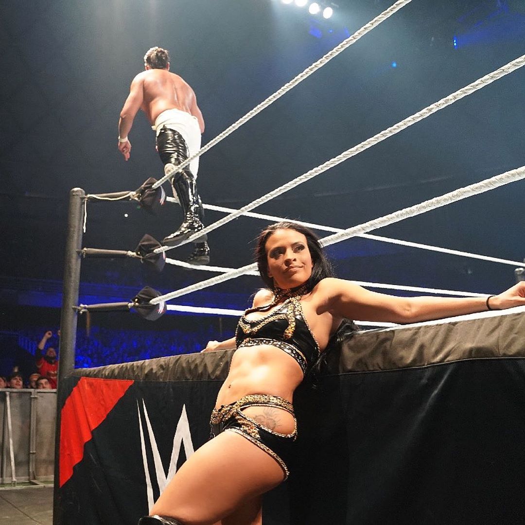 Zelina Vega es pequeña y bella, pero muy peligrosa.
