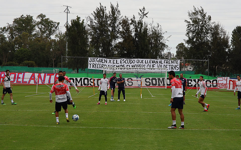 Así fue el entrenamiento de este día. (Chivas / Simon Barber)