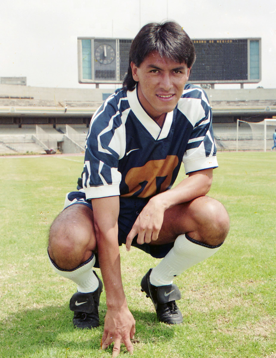 Claudio Suárez: Hizo su debut con Pumas en 1988 y se convirtió en el Emperador de la defensa felina.