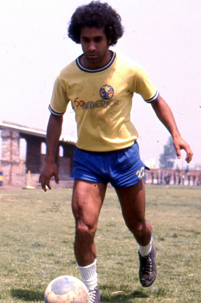 Cristóbal Ortega: Debutó en 1974 y en 1992 se retiró; es el americanista con más partidos disputados: 711 y más titulos: 14.