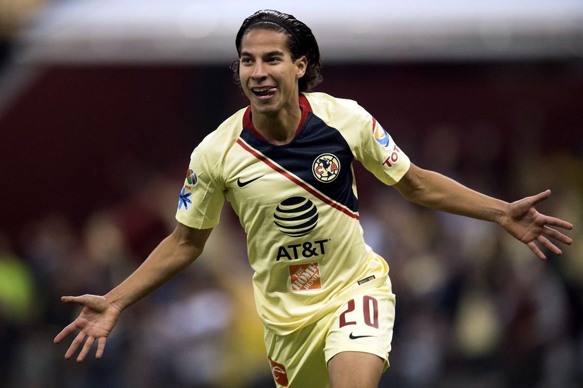 Diego Lainez: Fomrado en el América, debutó en 2017 y dos años después voló al Betis de España. ¡Crack!