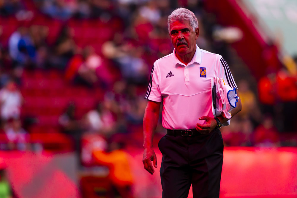 El Tuca también vio la roja (FOTO: Imago7)