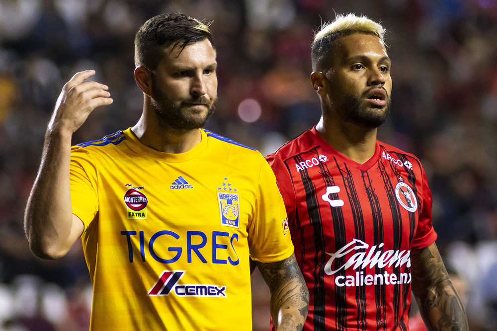 Gignac y Velázquez tras su amonestación (FOTO: imago7)