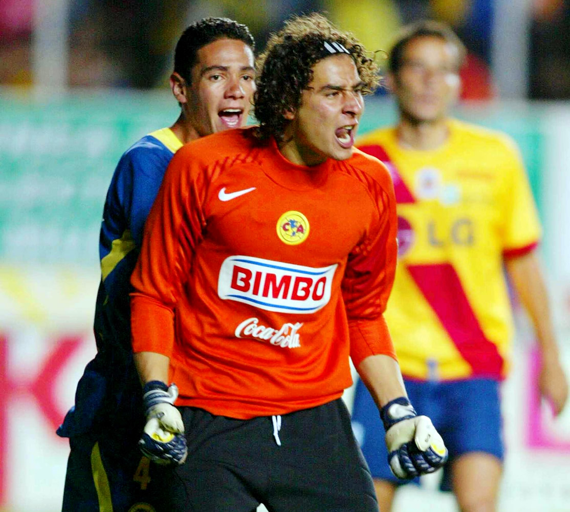 Guillermo Ochoa: Debutó a los 18 años y defendió el arco azulcrema durante siete años; llegó a Europa en 2011 y regresó en 2019.