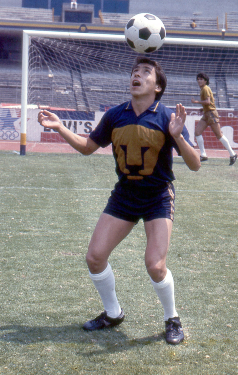 Manuel Negrete: Debutó ccon Pumas en 1976 y ocho años después voló a Europa para defender al Sporting de Lisboa y al Sporting de Gijón.