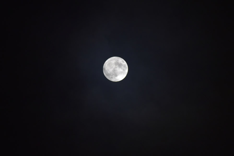 Previo a la tormenta, la luna se asomó. (Fotos: Imago 7 y Mexsport)
