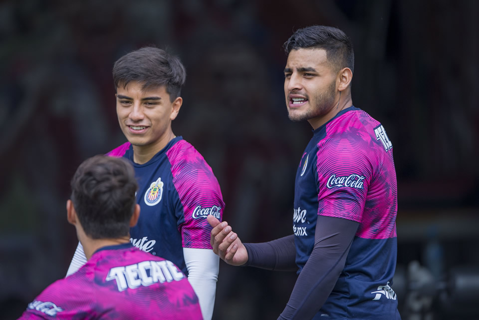 Alexis Vega titular; Alineaciones confirmadas del Chivas vs Atlas