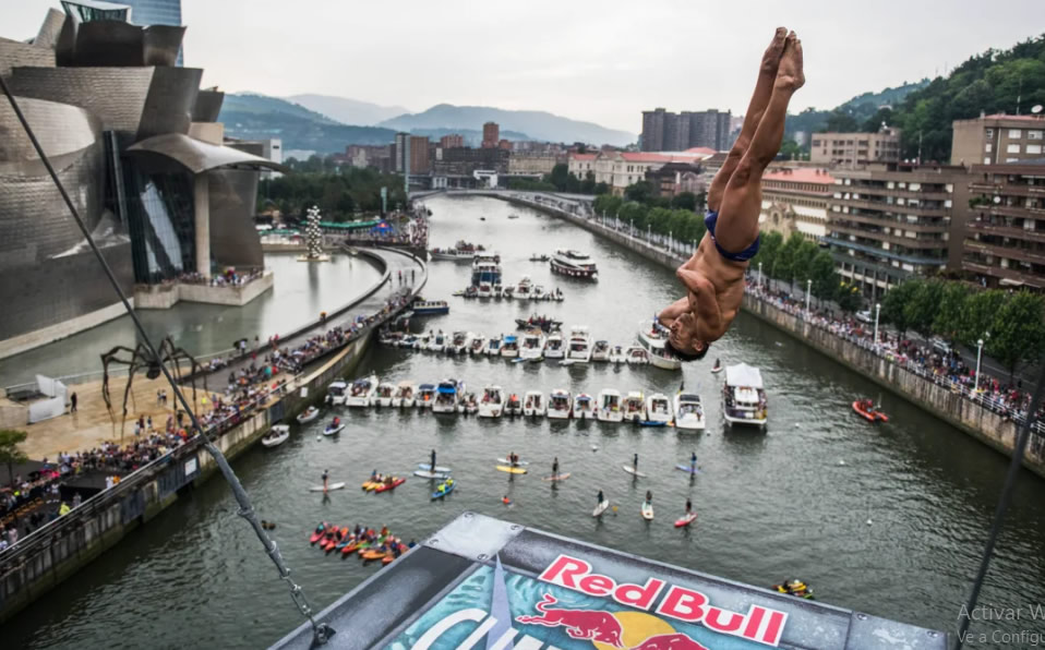 Bilbao baja el telón del Red Bull Cliff Diving. (RedBull)