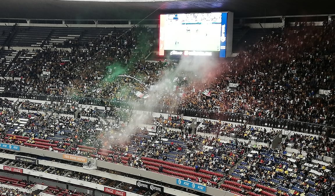 Bronca entre aficionados de Pumas en las gradas: