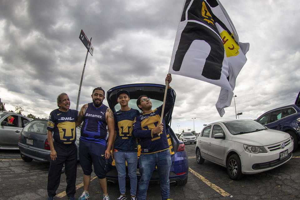 Como es costumbre en cada visita de la UNAM a América, miles de aficionados auriazules montaron una fiesta antes de entrar a las tribunas