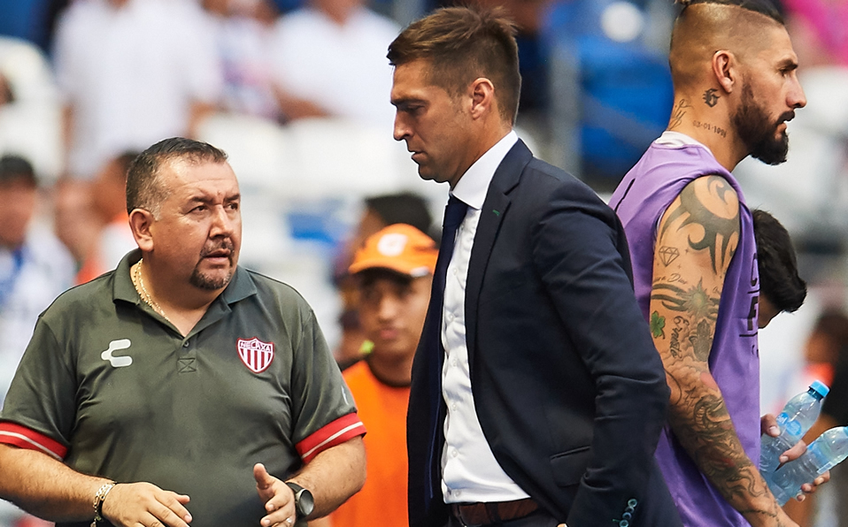 Diego Alonso confía en que sus jugadores lo van a salvar del cese. (Foto: Mexsport)