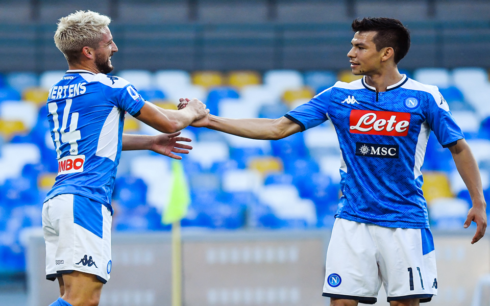 Dries Mertens festeja con Hirving Lozano (AFP)