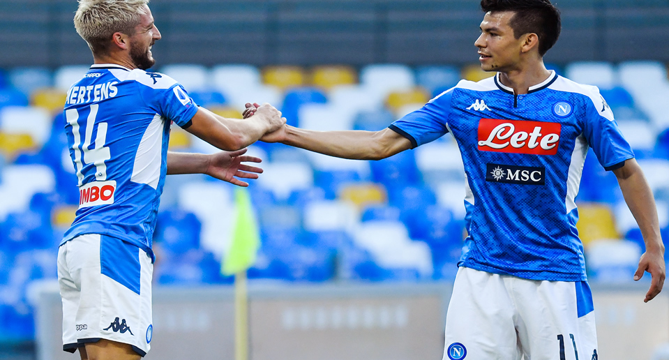 Dries Mertens festeja con Hirving Lozano (AFP)