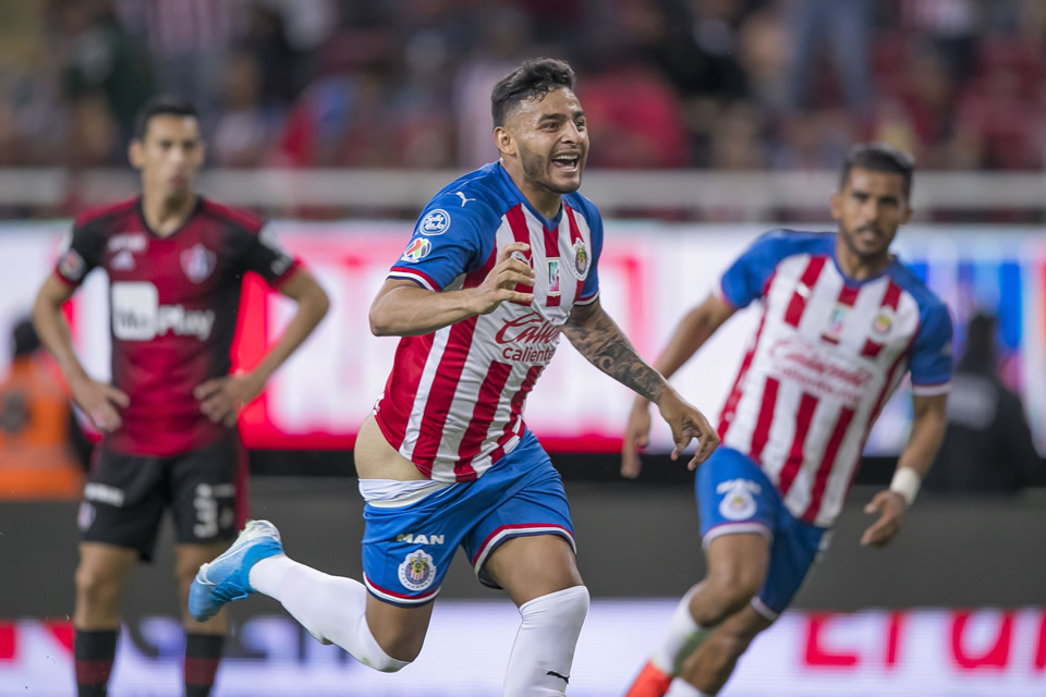 Golazo impresionante de Alexis Vega en el Clásico ante Atlas: VIDEO
