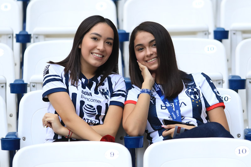 La belleza regiomontana no pudo faltar en las tribunas.