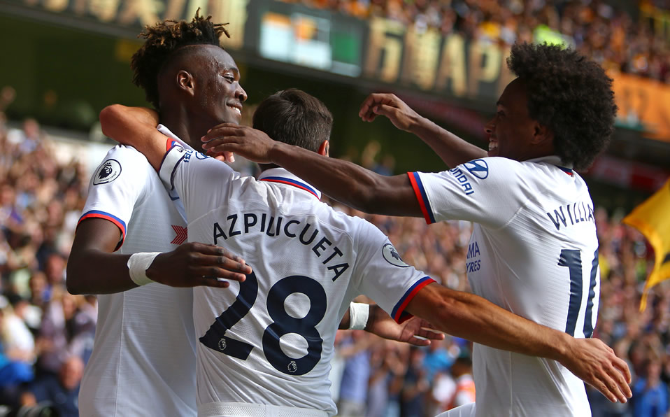 La celebración del Chelsea en la goleada a los Lobos. (AFP)
