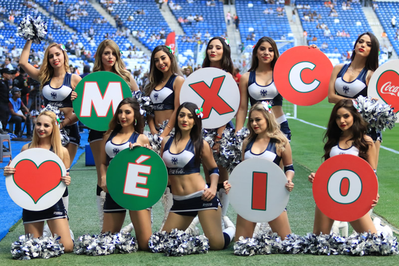 Las animadoras de Rayados previo al duelo.