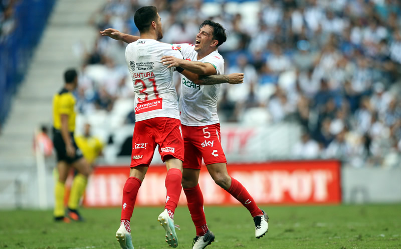 Los jugadores de Necaxa celebran en el BBVA.