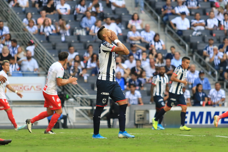 Maxi Meza se lamenta tras uno de los goles de Necaxa.
