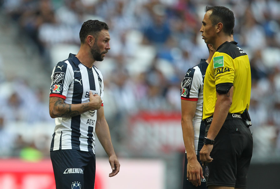 Miguel Layún fue expulsado al minuto 55. (Foto: Imago 7)