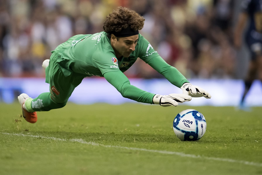 A Ochoa se le coló el balón por abajo para el gol puma. (Foto: Mexsport)