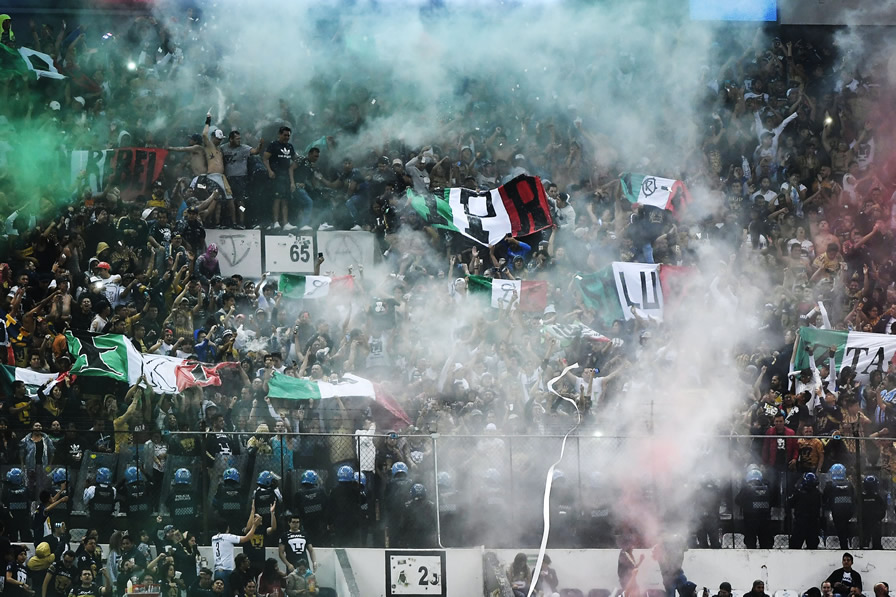 También del lado de la Rebel se pusieron patriotas. (Foto: Mexsport)