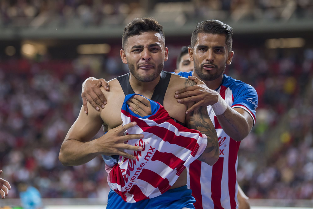 Vega volvió a ser le héroe del Clásico (FOTO: Mexsport)
