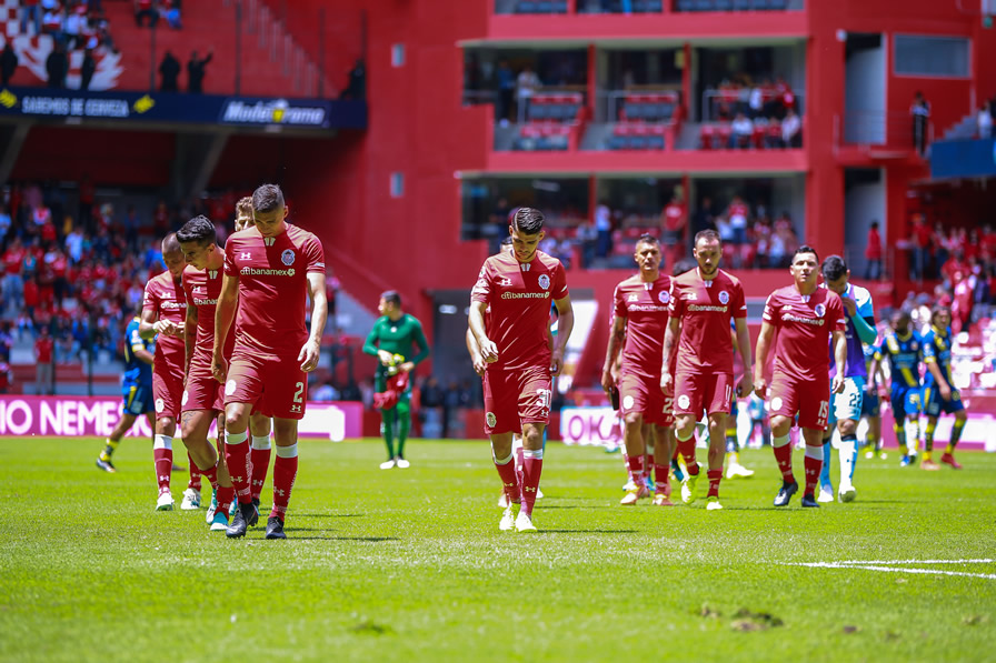 Así abandonaron la cancha los Diablos. (Fotos: Mexsport e Imago 7)