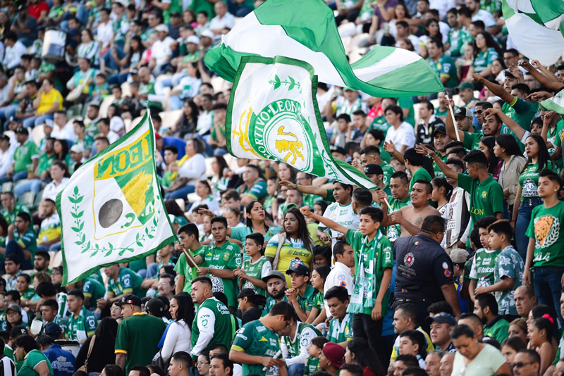 La afición de León abarrotó el Nou Camp. (Foto: Imago7)