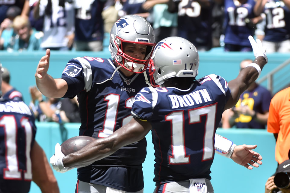 Antonio Brown se estrenó con New England y Brady se dio un festín de visita en Miami (FOTO: AFP)