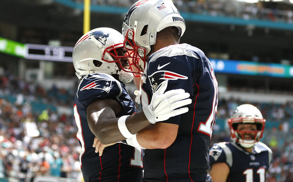 Antonio Brown y Tom Brady celebran su primer TD juntos en la NFL. (AFP)